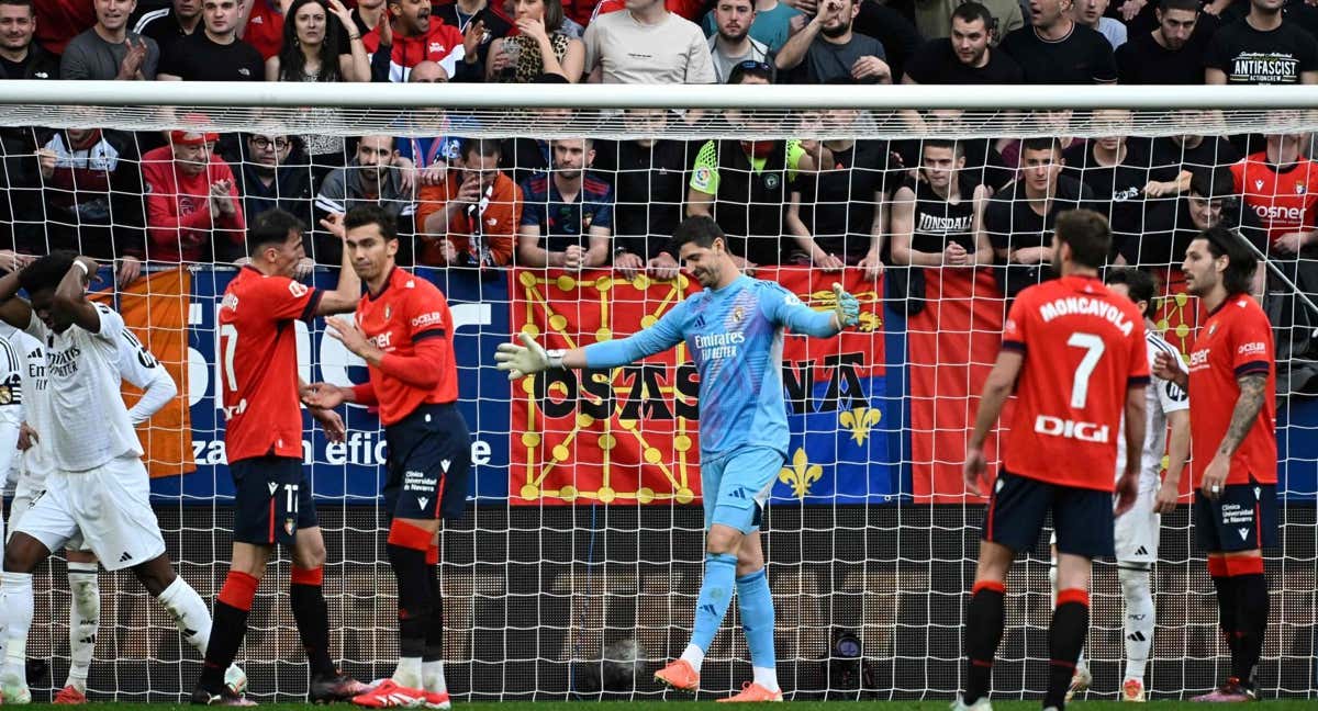 Thibaut Courtois durante el partido ante Osasuna en El Sadar./AFP