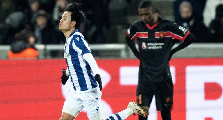 Takefusa Kubo celebra su gol contra el Midtjylland.