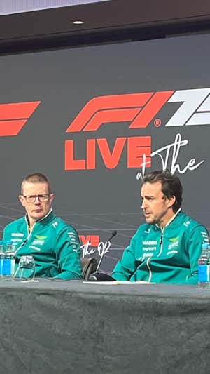 Alonso, junto al CEO Andy Cowell. RELEVO