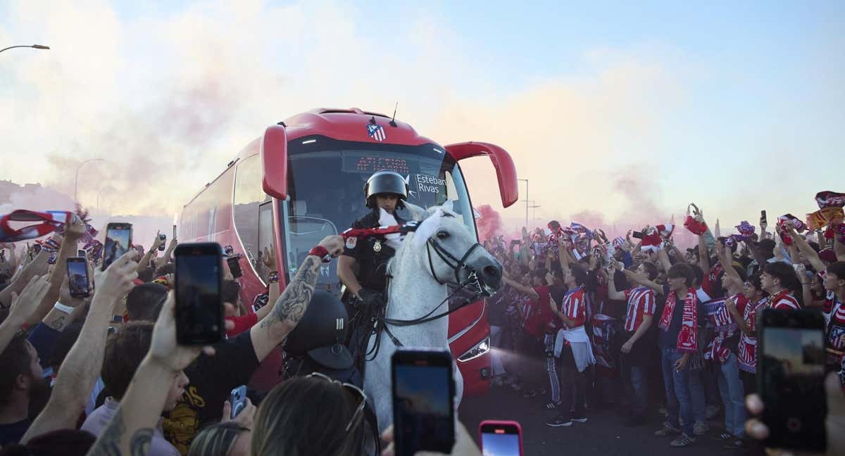 Aficionados del Atlético de Madrid reciben al equipo.