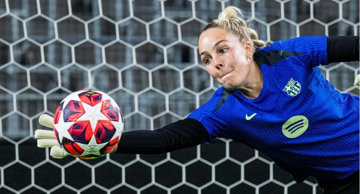 Ellie Roebuck durante un entrenamiento en Champions. /FC BARCELONA FEMENINO