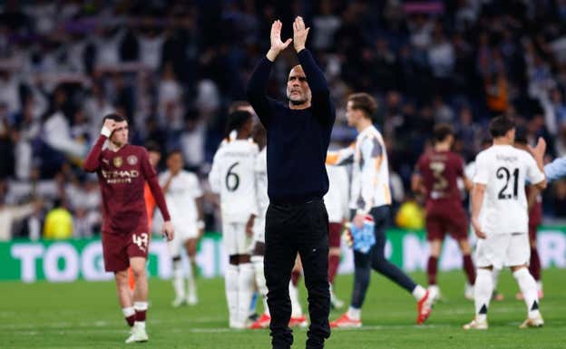 Guardiola aplaude a sus aficionados al final del partido. EP