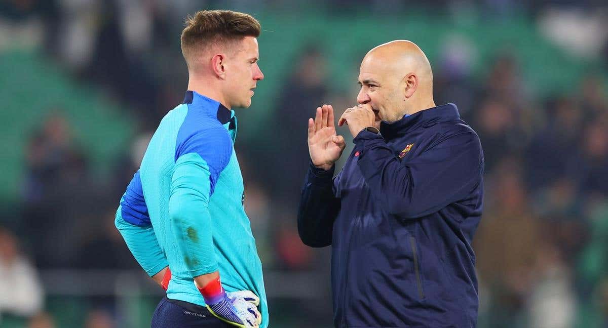 Ter Stegen y Dela, en el calentamiento de un partido./Fran Santiago/Getty Images