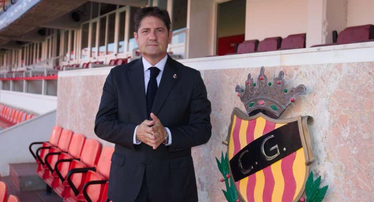 Lluís Fàbregas en el palco del Nou Estadi. /NÀSTIC