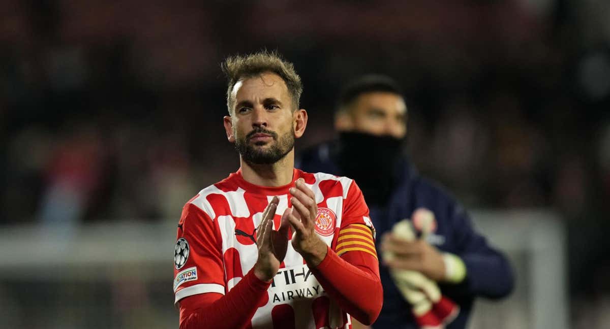 Stuani, con el brazalete de capitán.