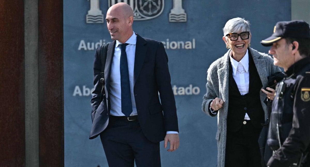 Luis Rubiales sale de la Audiencia Nacional junto a su abogada.