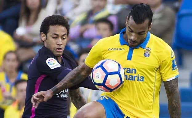 Neymar intenta arrebatarle el balón a un rocoso Michel Macedo AFP