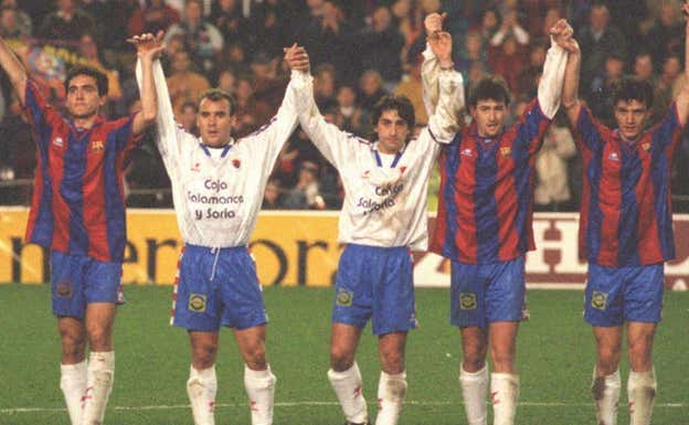 Jorge Barbarín, el segundo por la derecha, saluda a la grada tras la derrota en el Camp Nou.  Agencias