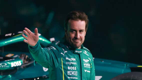 Fernando Alonso saluda en la presentación de Aston Martin esta semana/REUTERS