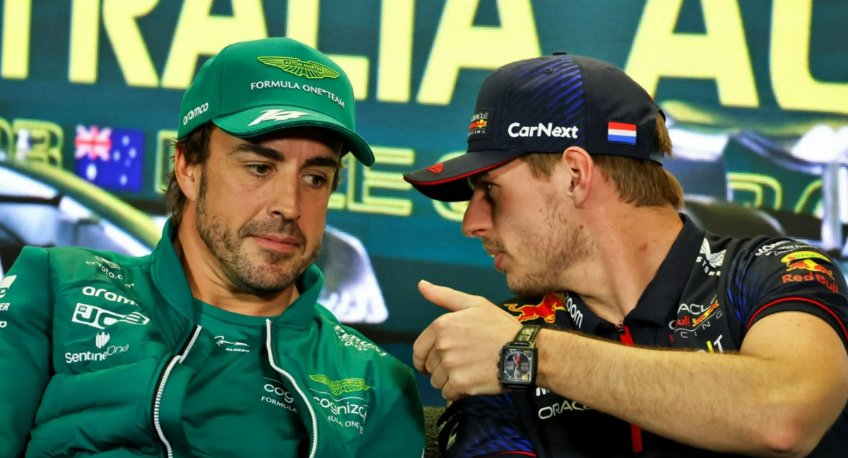 Alonso y Verstappen, cuchicheando./AFP