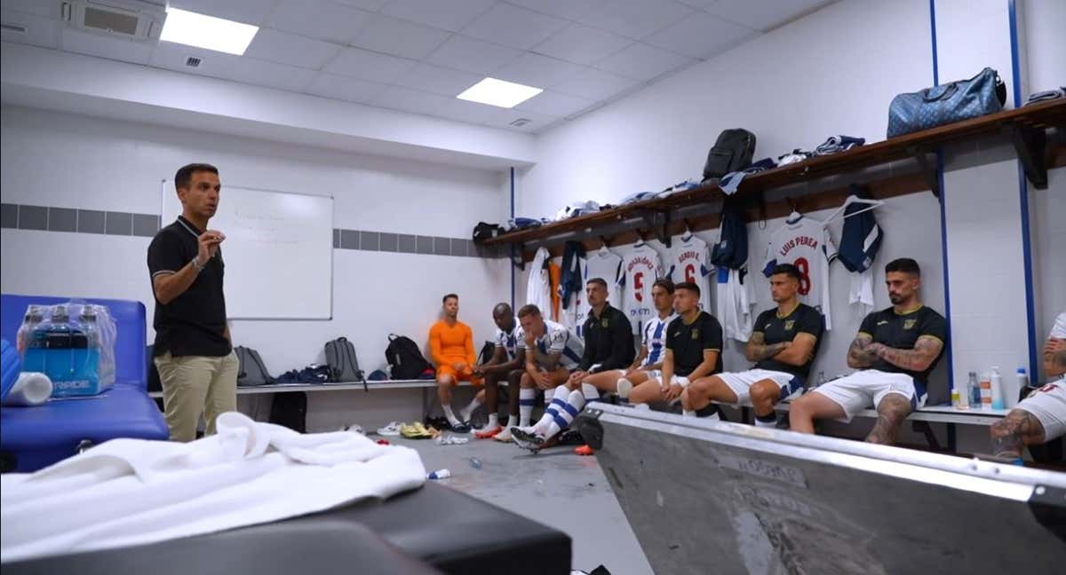 Borja Jiménez habla con sus jugadores tras empatar en Ferrol. /DAZN