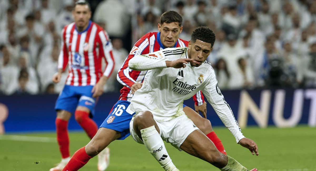 Bellingham y Molina pelean por un balón durante un derbi./EFE