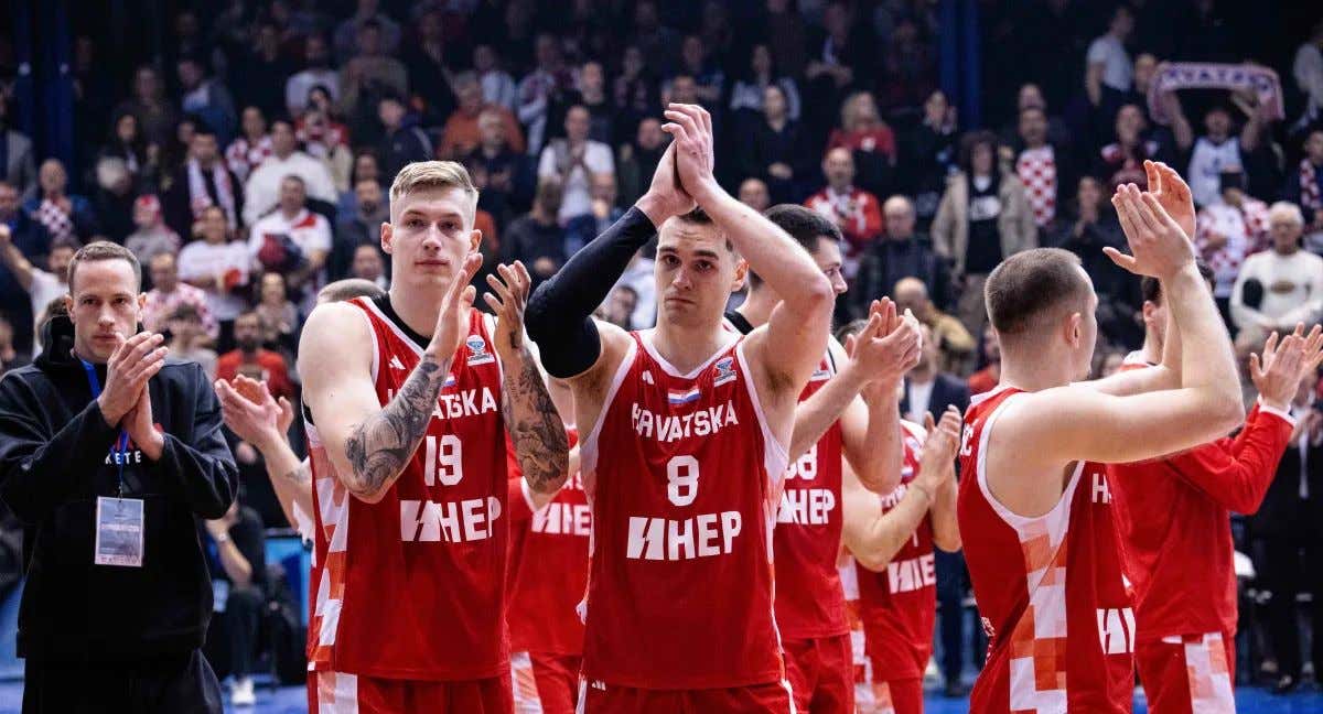 Mario Hezonja, con cara de circunstancias, agradece a los aficionados el apoyo tras la derrota. /FIBA