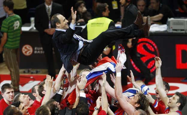 Messina manteado por los jugadores del CSKA. Efe