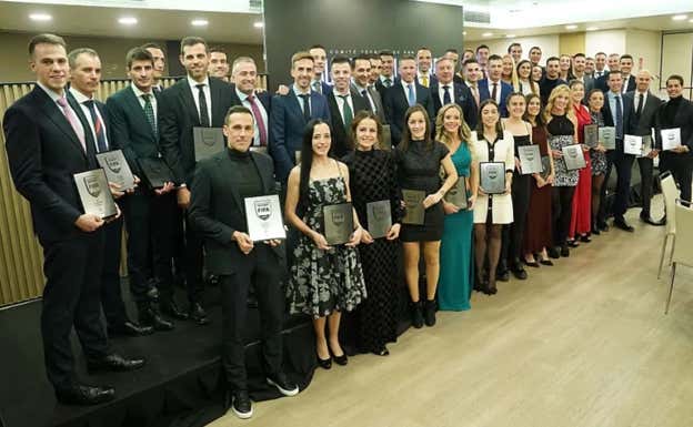 Entrega de las escarapelas internacionales a los colegiados en diciembre de 2024.  GETTY