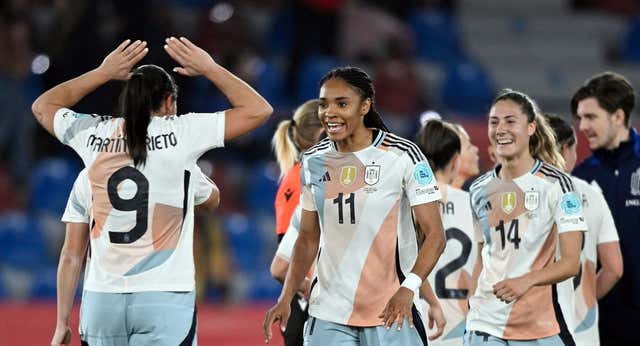 Salma Paralluelo ‘asistió’ a su regreso con la Selección con una posición nueva y una ovación en el Ciutat