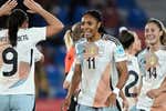Salma Paralluelo 'asistió' a su regreso con la Selección con una posición nueva y una ovación en el Ciutat