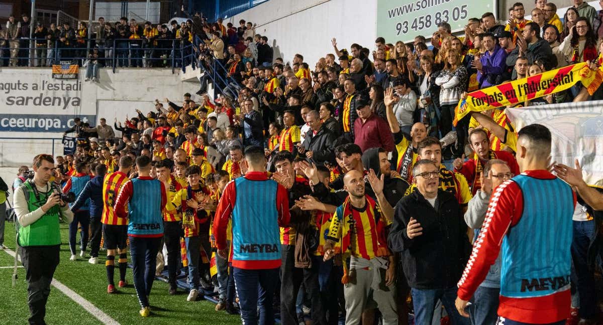 Aficionados de la UE Sant Andreu esperando la salida de los jugadores. /UE SANT ANDREU