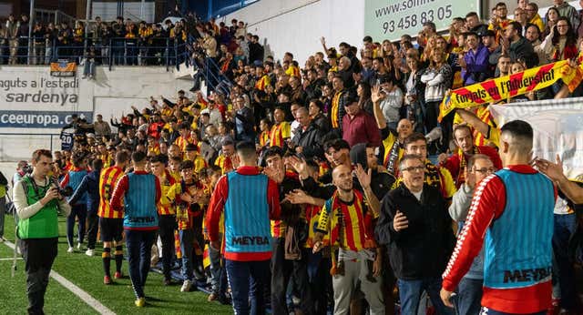 La fiebre por el fútbol popular no tiene freno y el Sant Andreu mueve a 2.000 personas ante el Sabadell: “Esto no se vivía desde 1950”