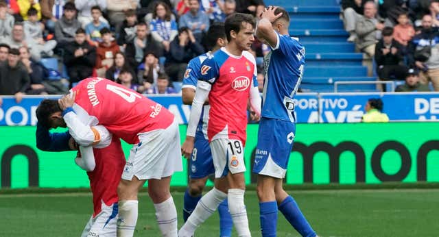 El Espanyol hunde al Alavés en una crisis que harta a la afición y pone a Eduardo Coudet en el disparadero