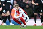 El Arsenal complica su caza al líder Liverpool