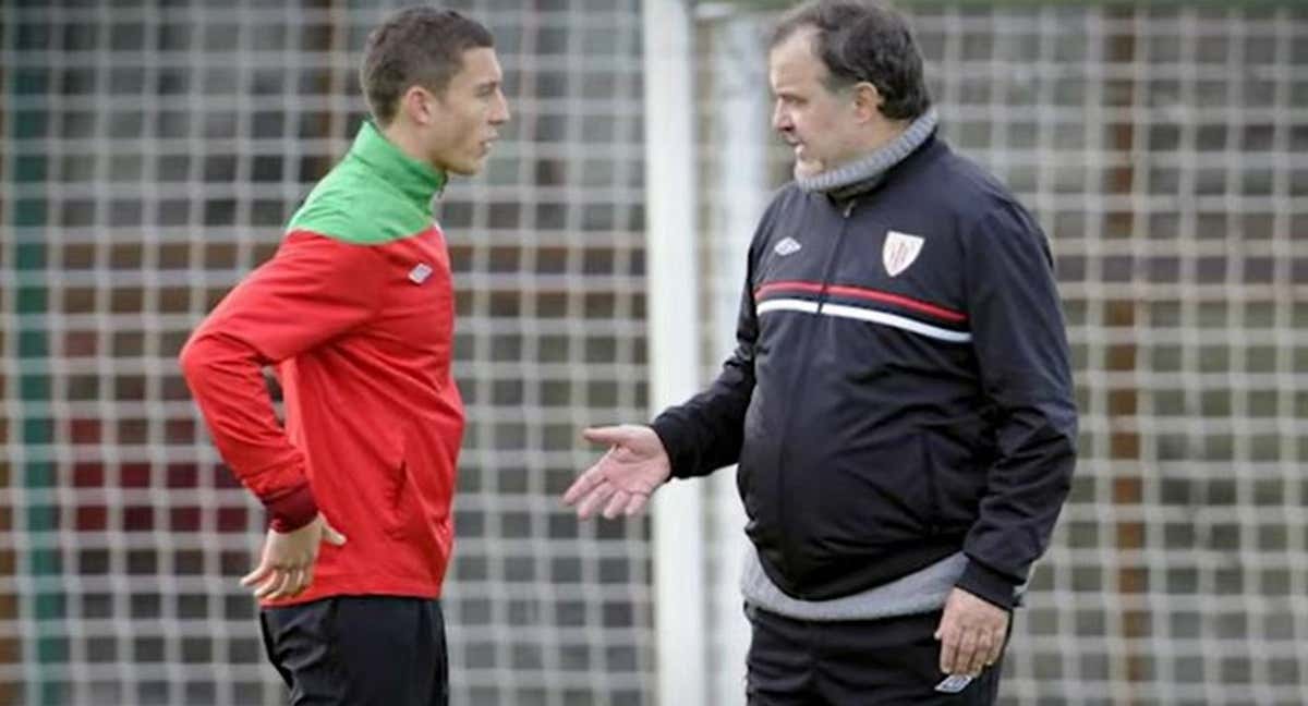 Óscar de Marcos y Marcelo Bielsa dialogan durante un entrenamiento en Lezama./Athletic Club