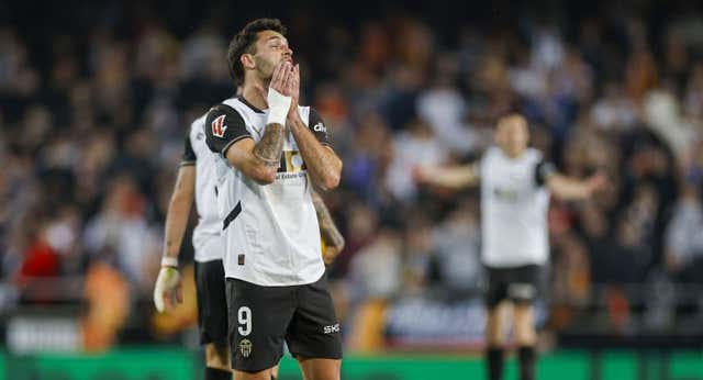 Sigue la polémica con los árbitros: hasta Simeone reconoce que era penalti por mano de Javi Galán