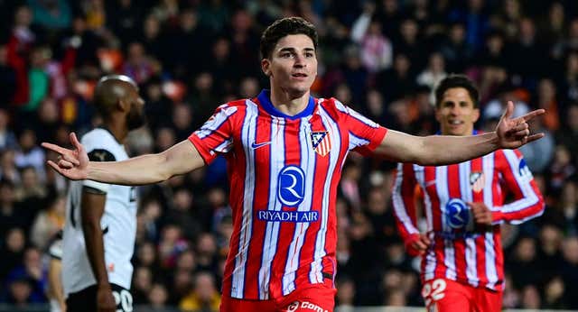 El Atlético viaja al día que «buscó» a Julián Álvarez sin saber que podría ser Falcao: «Es diferente a todos»