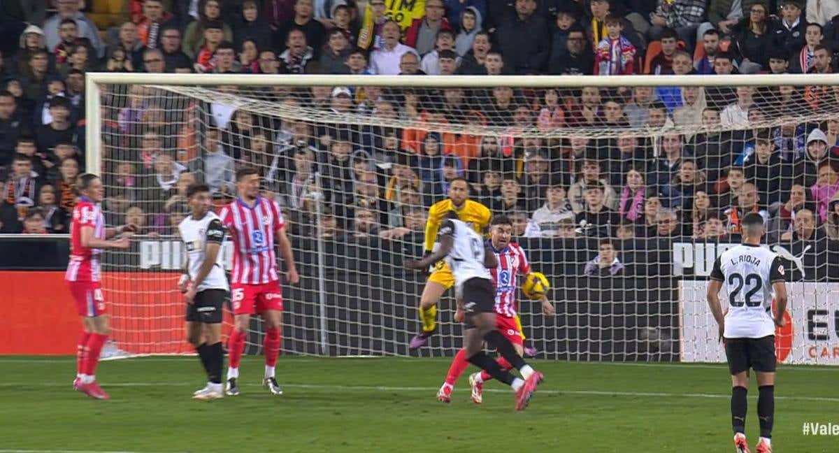 Por qué no fue penalti la mano de Javi Galán en el Valencia - Atlético de Madrid