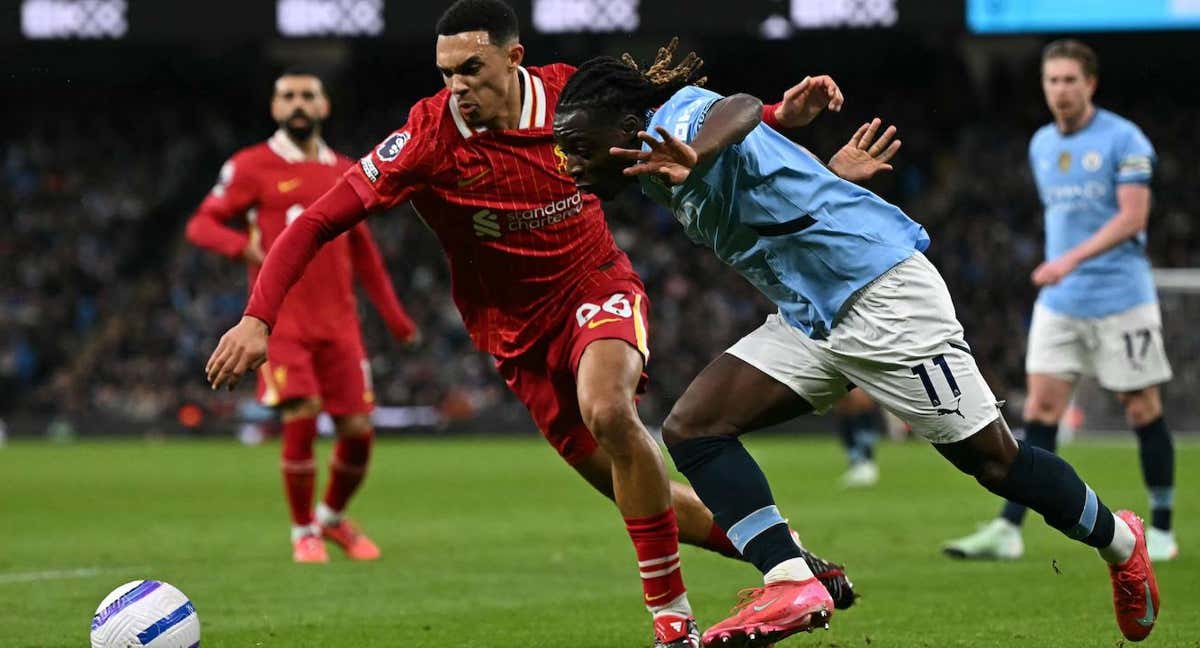 Alexander-Arnold trata de frenar a Doku durante el partido./EFE