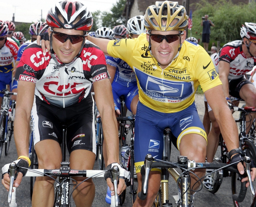 Ivan Basso y Lance Armstrong, durante el Tour de Francia de 2004. EPA