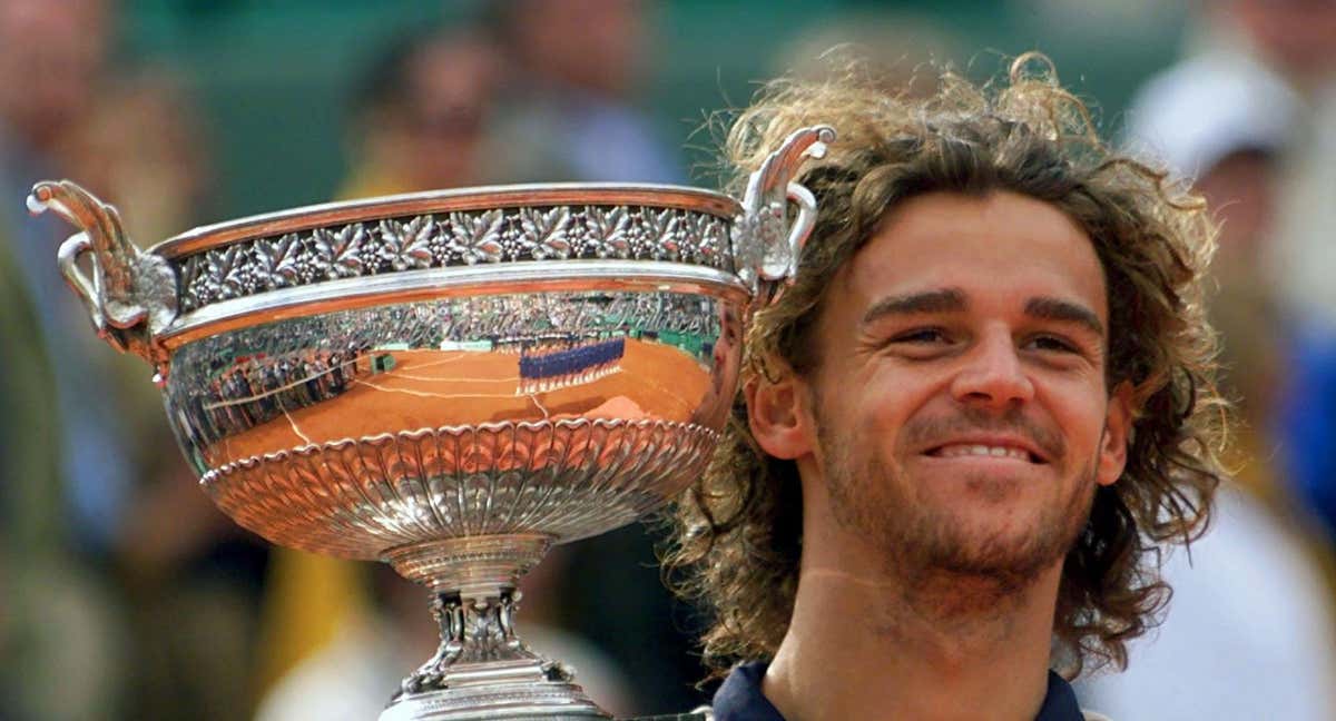 Guga Kuerten, con la copa de campeón de Roland Garros en la temporada 2000. /AP Photo/Lionel Cironneau