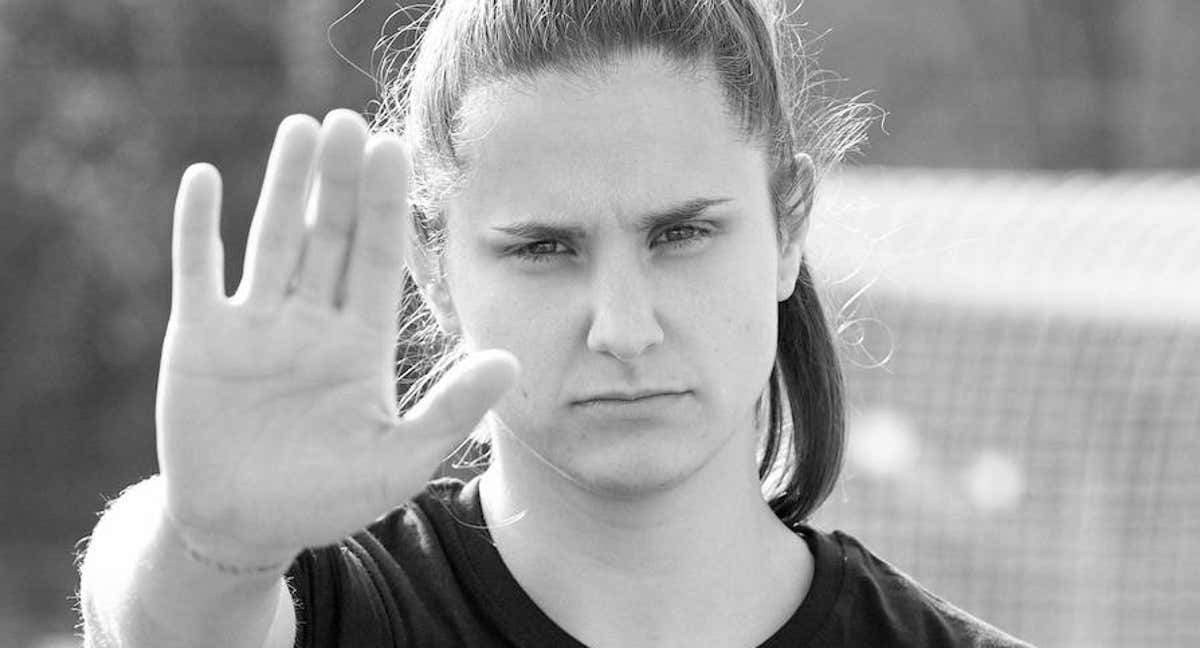 Jugadora del Oviedo luce una camiseta con uno de los insultos que sufrieron las niñas del Gijón para luchar contra el bullying.  /REAL OVIEDO FEMENINO