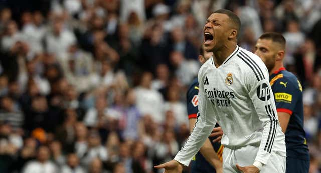 El Real Madrid mantiene su cruzada contra los árbitros: gritos ‘ordenados’ de «corrupción en la Federación», insultos y pitos