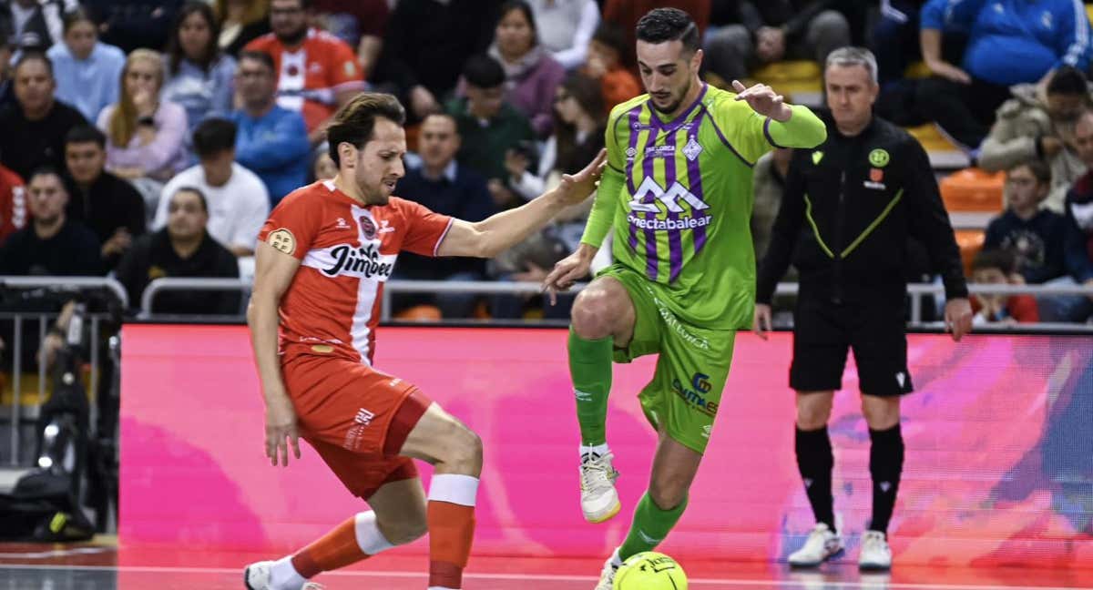 Linhares y Piqueras luchan por un balón en un partido de Liga. /JIMBEE CARTAGENA