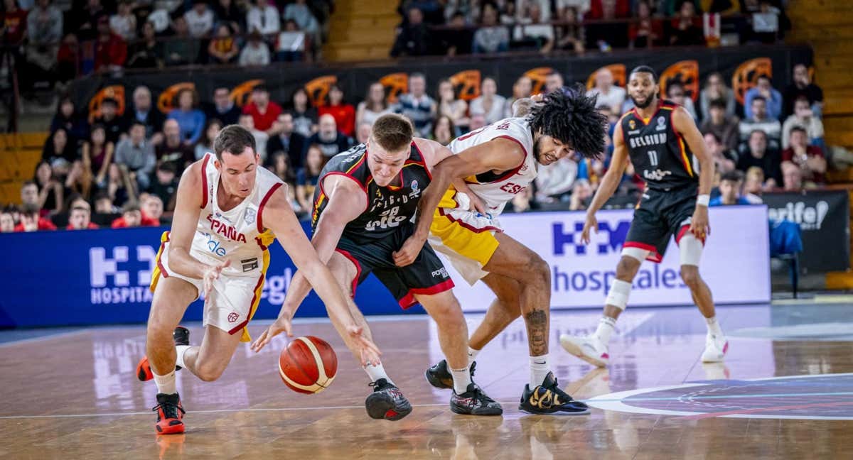 Salvó y Almansa presionan una bola ante Bélgica./FIBA