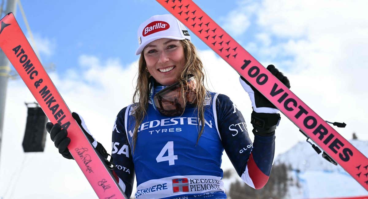 Mikaela Shiffrin, con los esquís conmemorativos por sus 100 triunfos en la Copa del Mundo./AFP