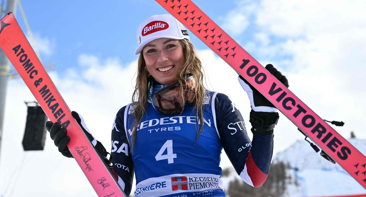 Mikaela Shiffrin, con los esquís conmemorativos por sus 100 triunfos en la Copa del Mundo.