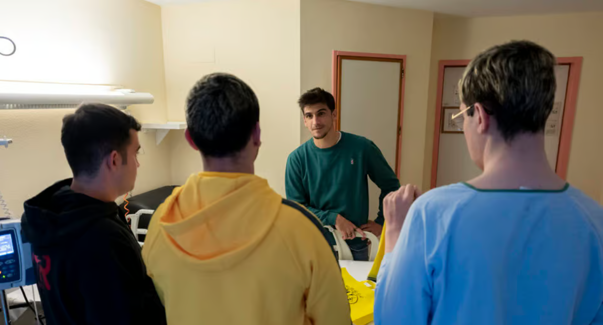 Los tres aficionados agredidos del Villarreal junto a Gerard Moreno. /Villarreal CF.