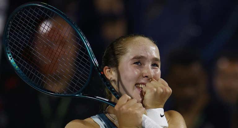 Mirra Andreeva celebra su victoria en Dubai.