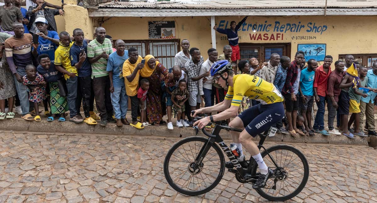 El británico Joseph Blackmore, con el maillot de líder del Tour de Ruanda del pasado año./AFP