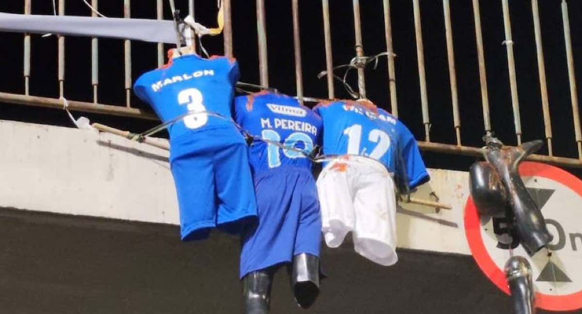 Los tres muñecos de los futbolistas, colgados de un puente en Belo Horizonte. /X