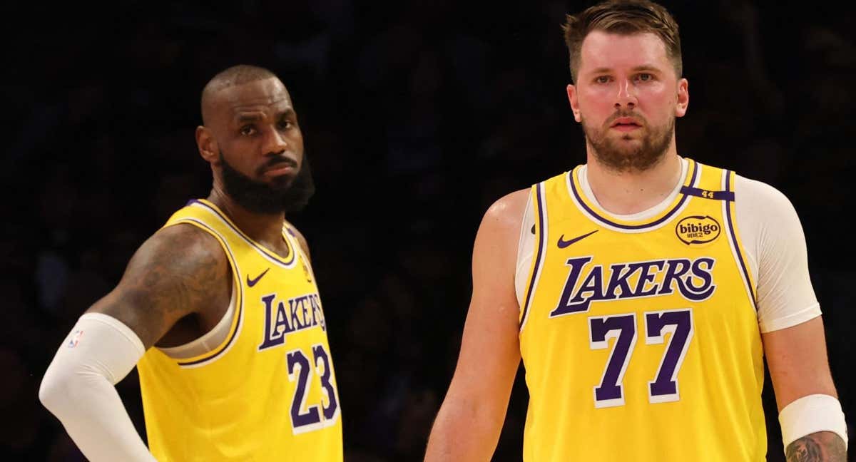 Luka Doncic y LeBron James./AFP