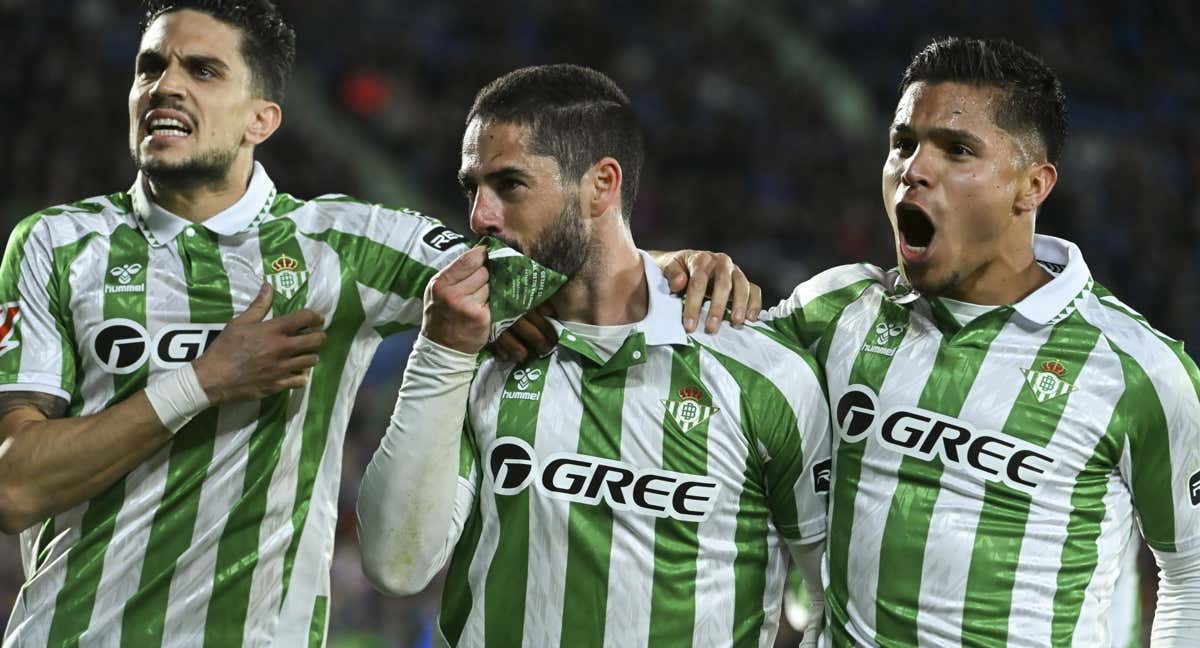 Isco besa la camiseta del Betis tras anotar un gol./EFE