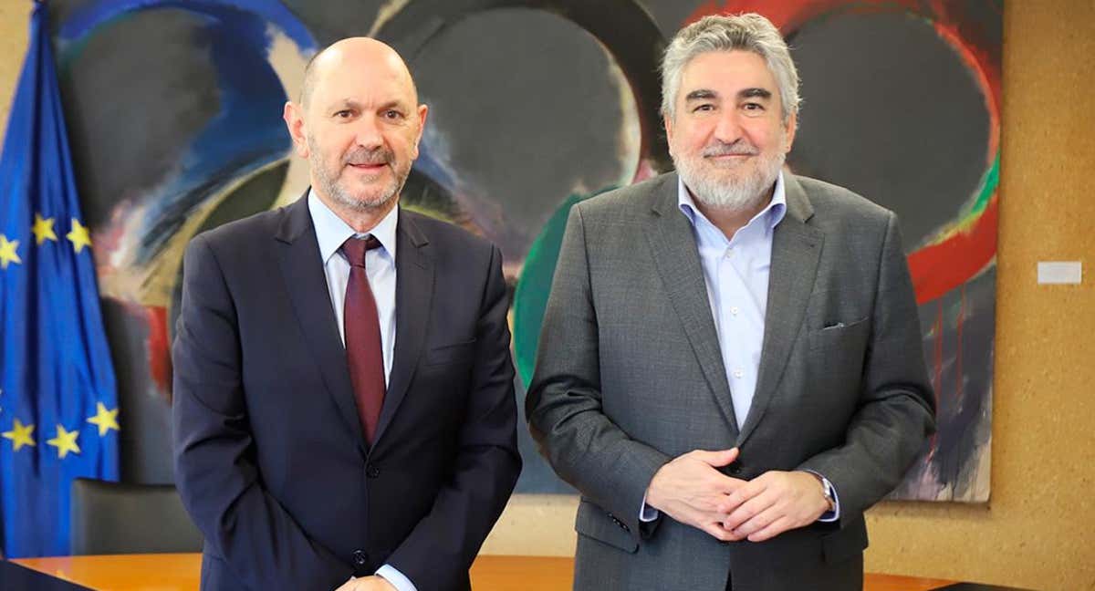 El presidente de la RFEF, Rafael Louzán (i) y el presidente del CSD, José Manuel Rodríguez Uribes se han reunido este lunes por primera vez.