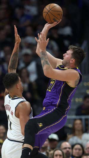 Doncic ante los Nuggets. AFP