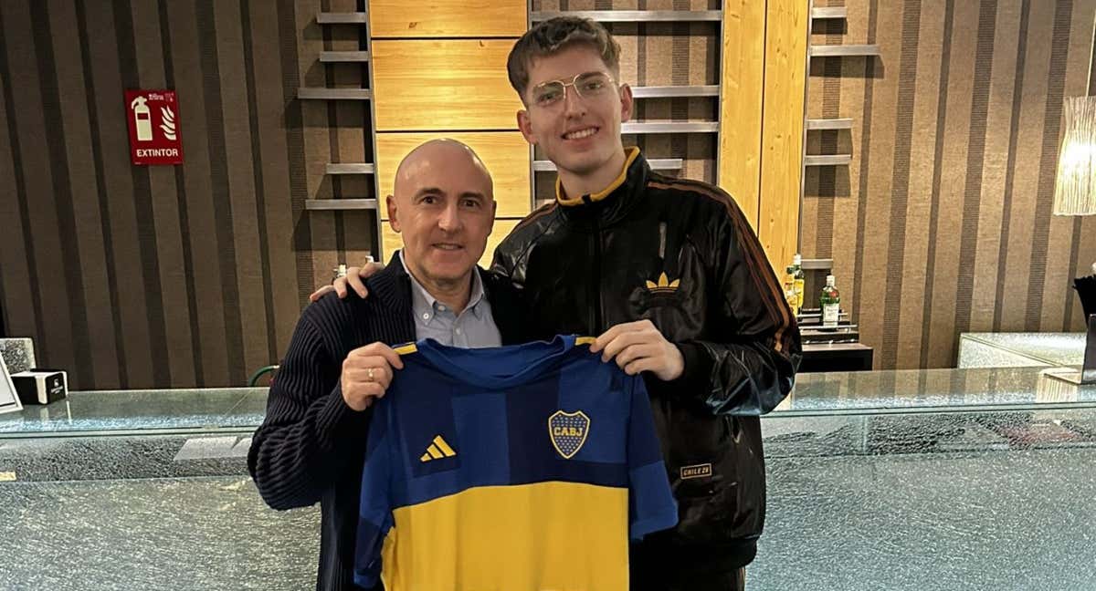 Maldini y Davo posan con la camiseta de Boca que le regaló el argentino. /DAVO XENEIZE