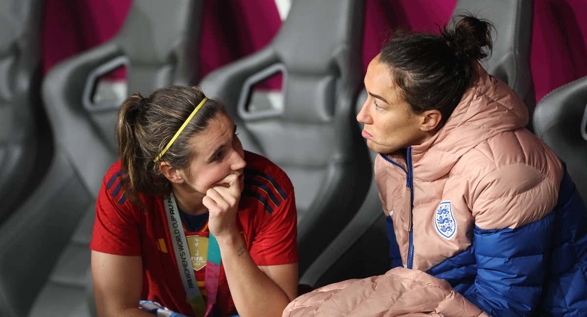 Mariona Caldentey y Lucy Bronze charlan tras la final del pasado Mundial. /Getty