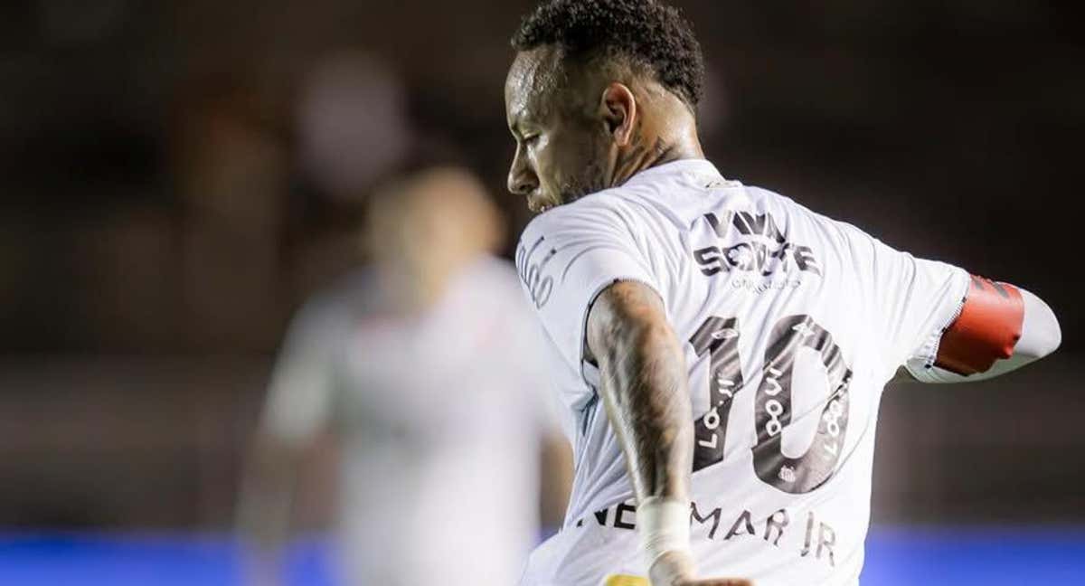 Neymar controla un balón con Santos.
