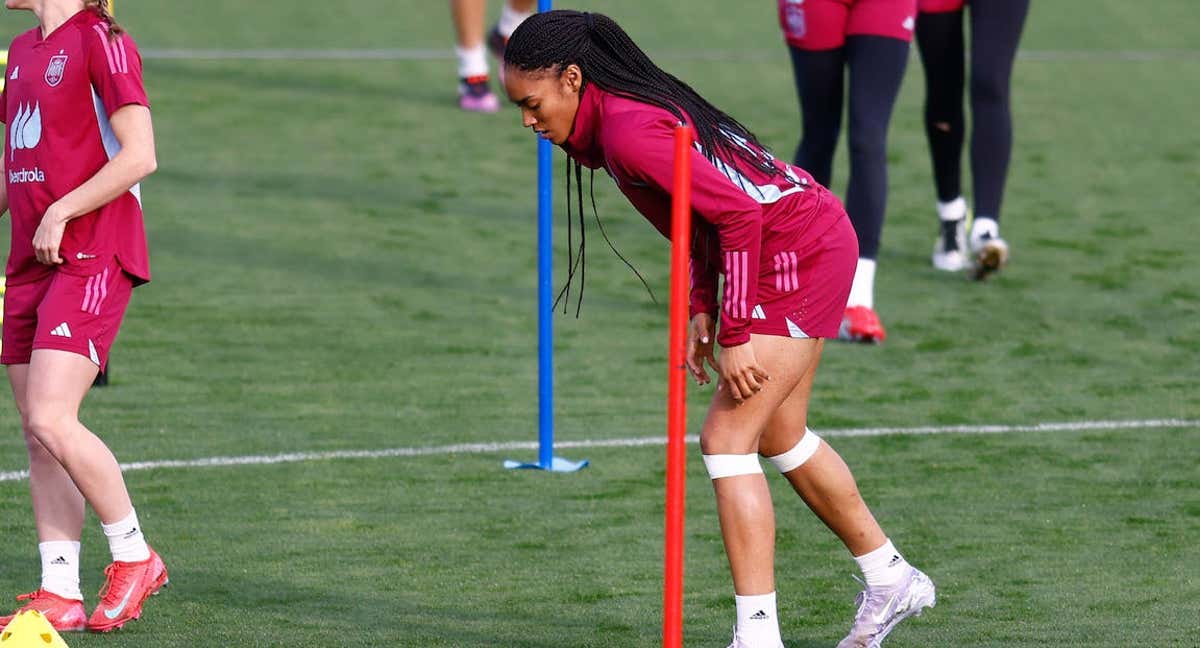 Salma Paralluelo, jugadora del Barça y de la Selección, durante un entrenamiento con España en la Ciudad del Fútbol de Las Rozas. /GETTY